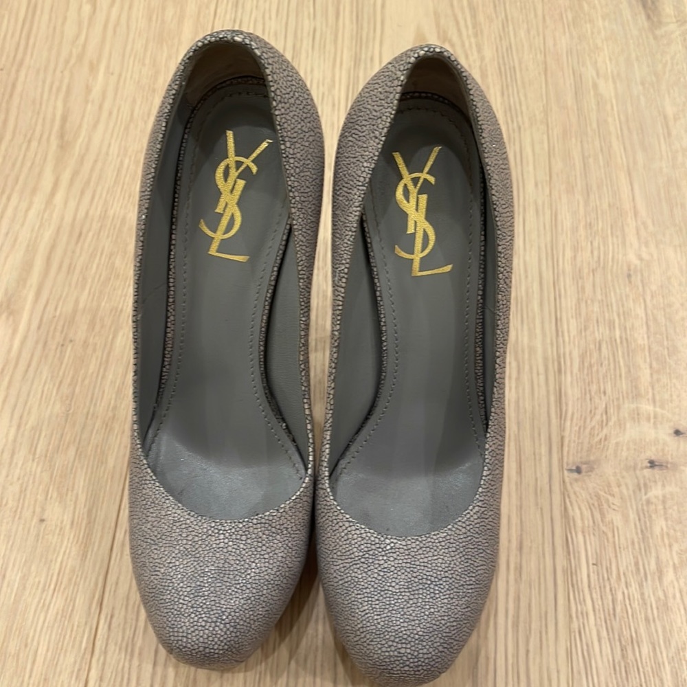 YSL BEAUTIFUL HEELS!